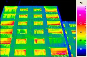 Épület-termográfia gyakorlati tanácsok a mérésekhez - Megfigyelési szög hatása (forrás: PIMI)